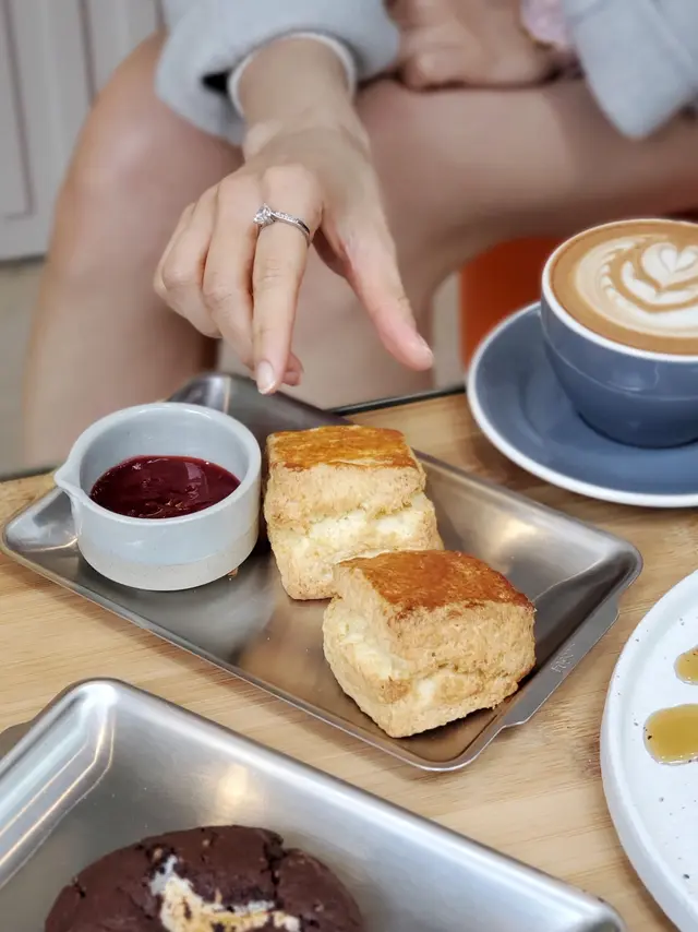 英式鬆餅·自家製士多啤梨醬