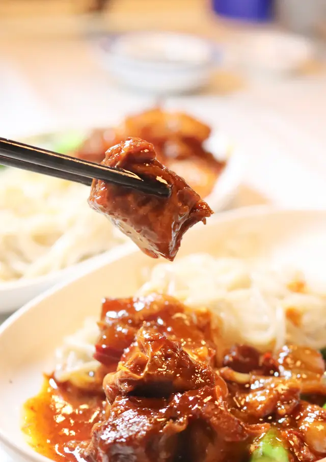 麻辣牛坑腩伴手工麵