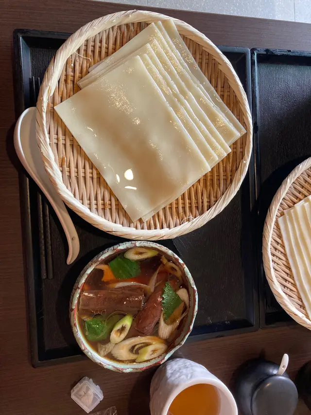 雞肉入沾白布烏冬