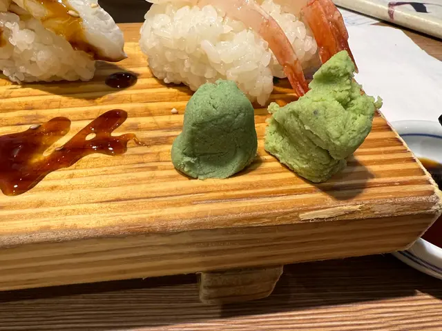 哩張相亮點係兩舊wasabi  ,  可以唔一樣，左邊成舊泥膠係難食到爆嘅wasabi,  右邊算正常款