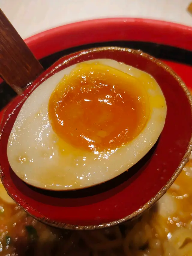 蝦湯底味道夠濃，麵的份量也不少，叉燒簿切還可以，總括來說都唔錯。