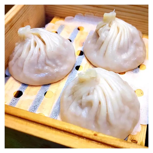 湯汁不出所料地多到一咬就噴出嚟，皮都夠煙韌唔會一夾即爛。豬肉粒肥瘦尚算均勻，食落有滿滿肉同油脂嘅香味。😌