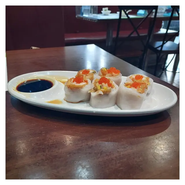 腸粉皮既薄又夠濕潤，包住有蝦等嘅脆卜卜內餡，上面仲有啲蟹籽令口感更添層次。😋