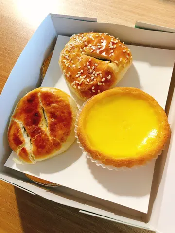 上：紅豆餅 。左；老婆餅。右：曲奇皮蛋撻