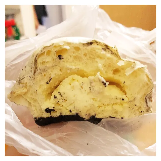 Oreo餅乾碎落得毫不手軟，酥脆嘅口感令層次豐富。,加上香濃幼滑嘅忌廉芝士，足料程度每一啖都食到滿滿嘅內餡，包包亦做到外脆內軟。🤤