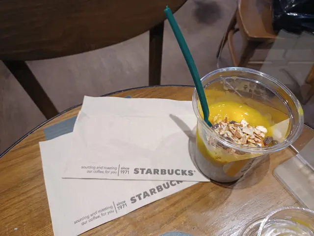 個純素奇亞籽芒果燕麥奶芭菲係甜品。將芒果肉混入燕麥及其他碎果仁。好味。我個人未食過此等甜品。