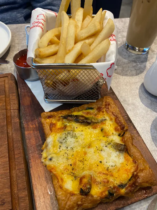 Quattro formaggi mini puff pizza with french fries