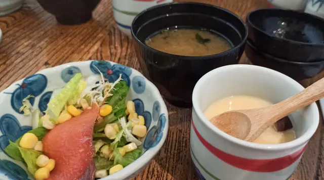 午市定食包埋沙律、蒸蛋、湯、甜品