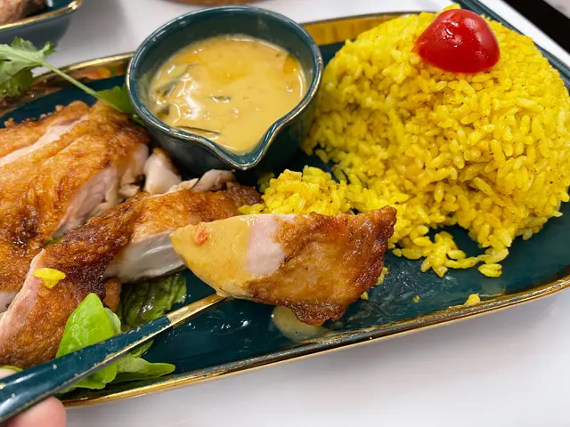 蛋黃奶油勁量雞扒黃薑飯