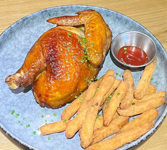 非常juicy 嘅燒春雞及乾身蕃薯條，外脆內軟