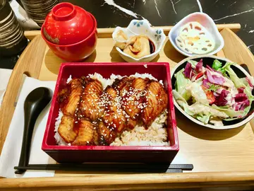 蒲烧鲷鱼腹定食
