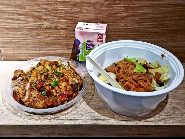 蔥燒煨排骨勁大塊，即叫即炸脆卜卜，肉質唔會嚡口，食落鹹中帶香好好味。條條粉絲都嗦滿汁，撈埋珍珠米飯食層次分明，既飽肚又滿足。🤤