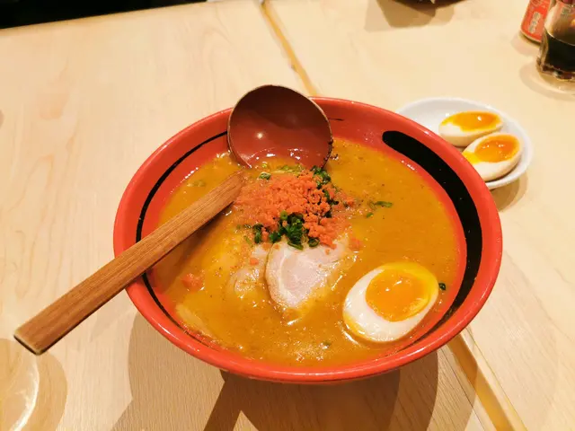 蝦湯超濃郁，麵質軟硬適中，叉燒有點硬，加蒜蓉一起食較好