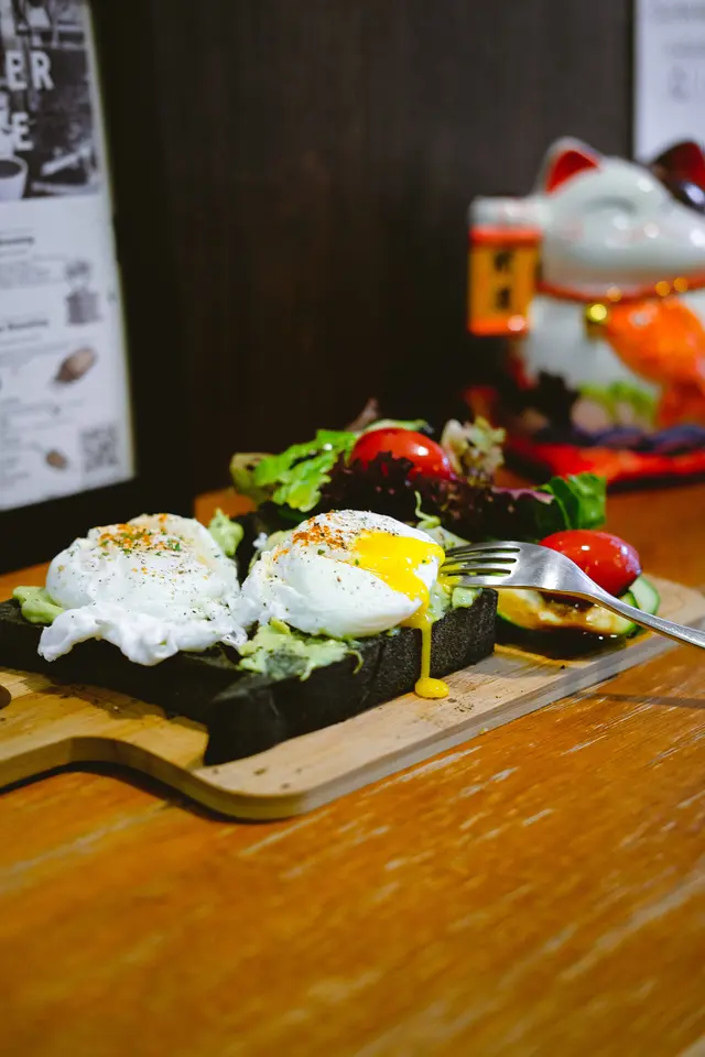 牛油果醬水波蛋多士