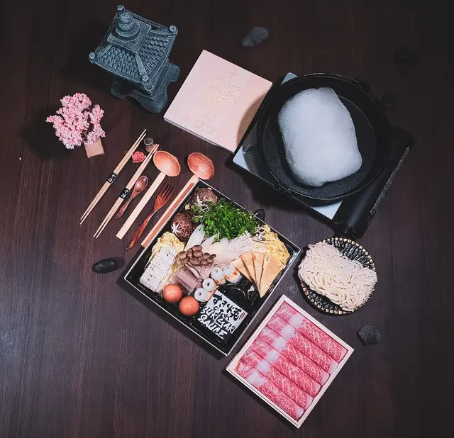 🥩最高級別A5鹿兒島和牛約360g（約6片） ⁠
⁠
🎎日本野菜拼盤（冬菇、油揚、娃娃菜、竹輪、金菇、喜靈菇、大蔥、豆腐、蟹柳）⁠
*會因應當日供應情況而作出變動⁠
⁠
🍶壽喜燒醬汁一枝⁠
⁠
🥚日本蘭王雞蛋2隻⁠
⁠
🍜稻亭烏冬⁠