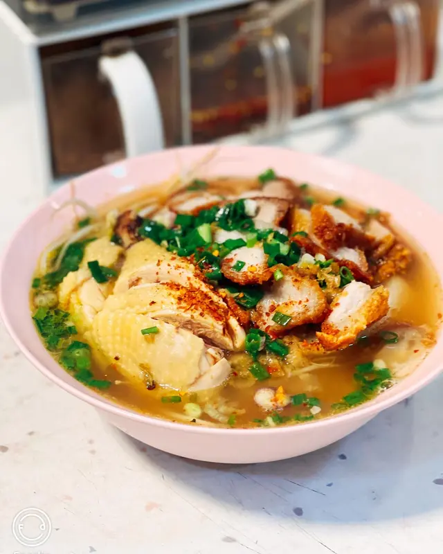 泰式清湯鹹肉雞髀金邊粉