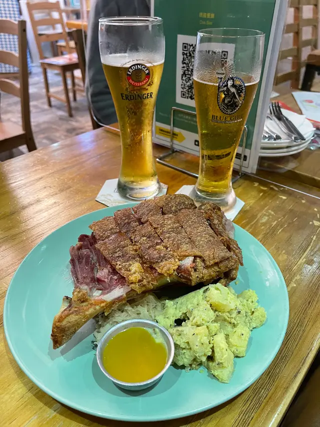 德國鹹豬手配酸菜及薯仔沙律