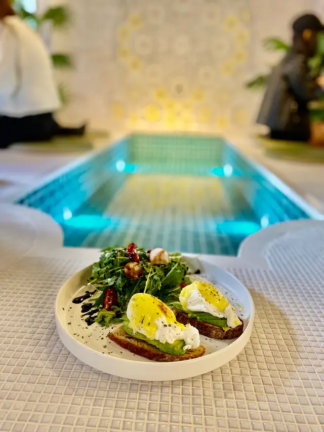 班尼迪克蛋伴牛油果🥑及火箭菜沙律🥗