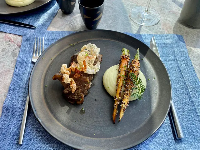 侍應告訴上面是炸牛筋，好香脆，呢個好好味！