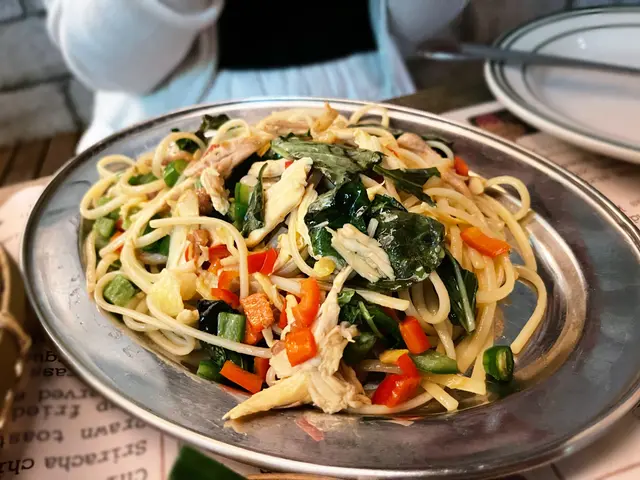 ᴛʜᴀɪ ʙᴀsɪʟ ᴄʜɪᴄᴋᴇɴ sᴘᴀɢʜᴇᴛᴛɪ (ʜᴀʟғ)