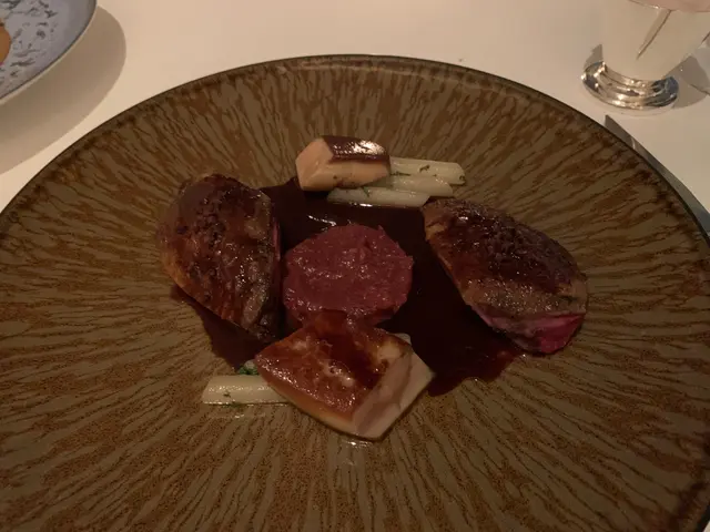 Very big portion. 無比較無傷害，但食個Arbor既caramelised  quail,  Caprice既賣相味道同質量都比下去。😆我自己都估唔到。