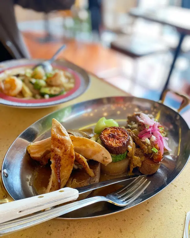 香煎紐西蘭雞胸肉 油封幼嫩牛舌 配炸美國薯仔及香噴噴羊肉雜菜咖喱醬