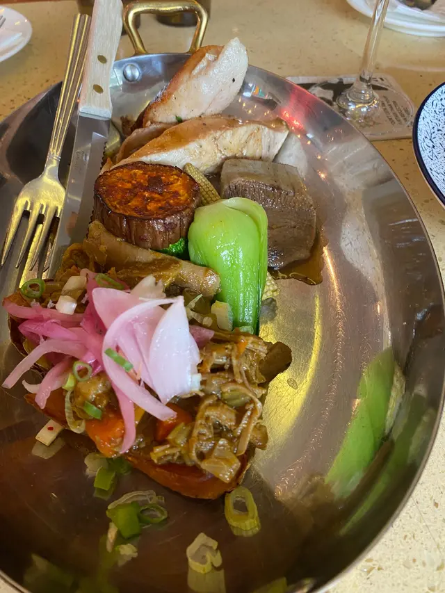 香煎紐西蘭雞胸肉 油封幼嫩牛舌 配炸美國薯仔及香噴噴羊肉雜菜咖喱醬