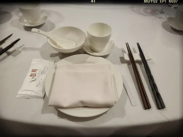 餐桌上擺有齊備嘅自用及公用餐具