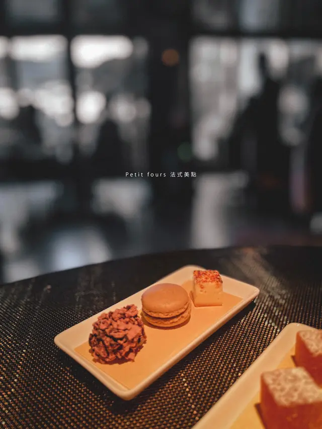 Petit fours