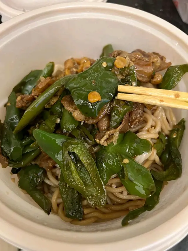 辣椒炒肉拌米線