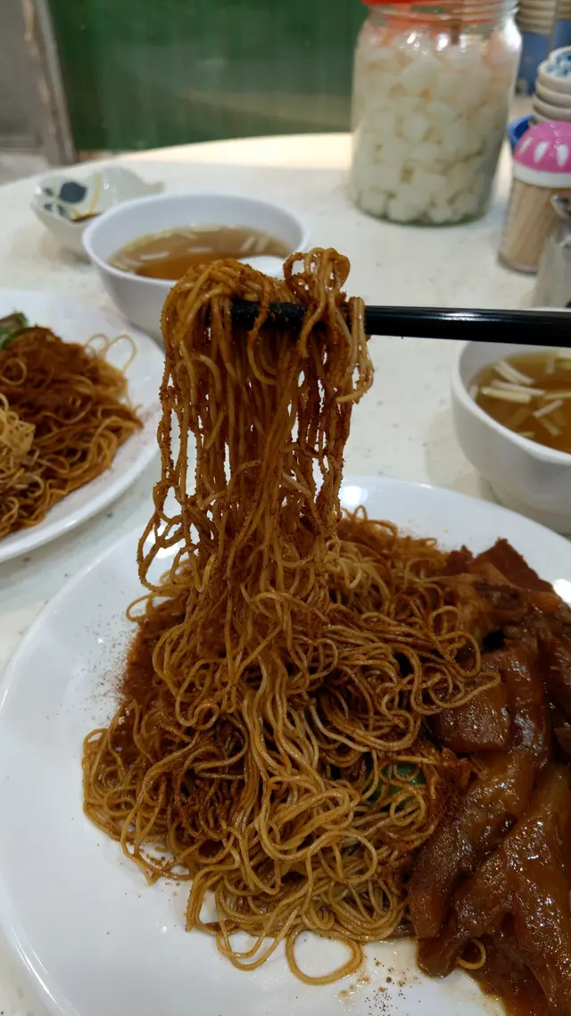 麵條均勻黏上很多蝦子