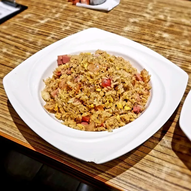 炒飯都夠乾身，口感粒粒分明，蝦仁亦十分爽脆彈牙，配合蕃茄粒酸酸甜甜咁幾開胃，保持到茶記應有嘅水準。😋