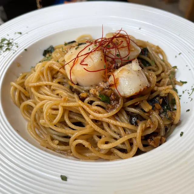 煎帶子香草黑蒜意粉