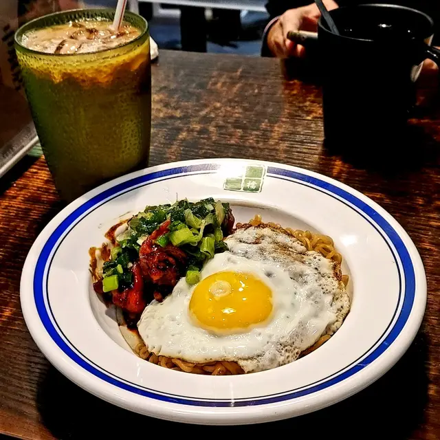 隻隻瑞士雞翼都好入味，食落既鮮嫩又多汁，個煎蛋亦整得相當香脆。至於啲就醬汁辣中帶甜，撈公仔麵十分開胃。😋