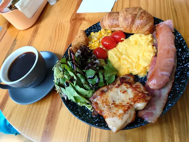 超足料版本的全日早餐。沙律菜無雪過，份量都比較大，配埋意大利醋，好味！雞扒不過不失，香腸好味，煙肉比較鹹。車厘茄同粟米都有焗過，牛角包都係，表面非常鬆脆，熱辣辣，有驚喜！

菠菜芝士薯餅雖然細細舊但係味道好好，我係最後先食薯餅，都無凍到，依然好味。炒滑蛋蛋香味比較淡，無咩特別。
食完感覺非常滿足，比較大食嘅我都覺得好飽，到夜晚都未覺得肚餓。