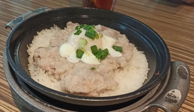 溫泉蛋肉餅煲仔飯