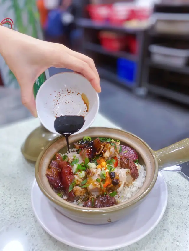 呢度嘅飯係用泰國米再溝米，係煲得啱啱好，夠乾身，真係做到粒粒分明