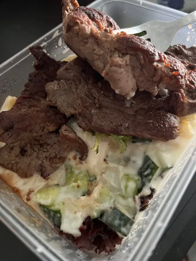 牛扒熱辣辣擺在凍沙律上