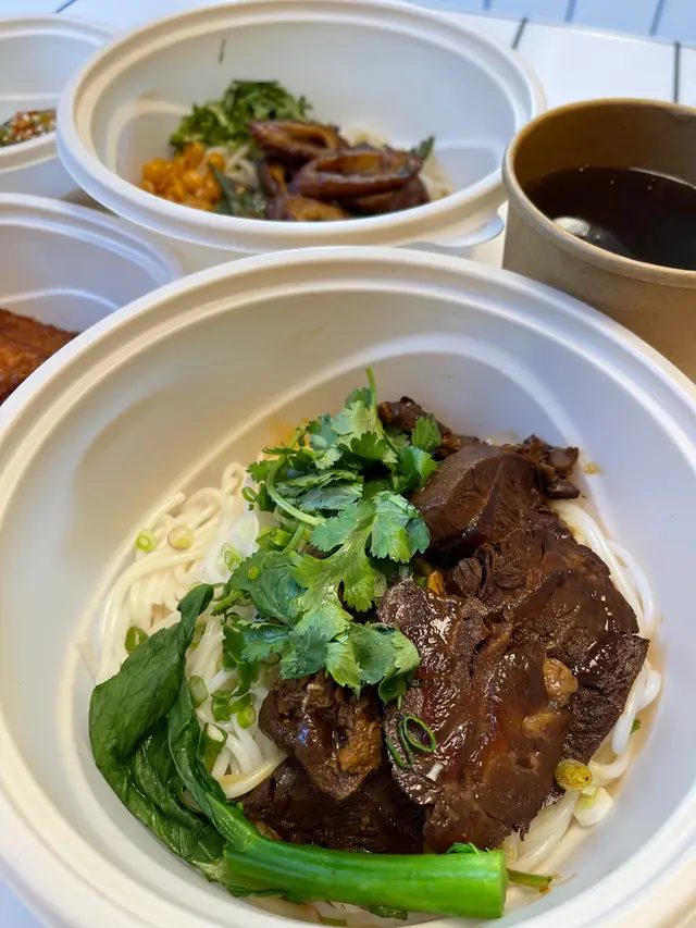 紅燒牛𦟌湯米線