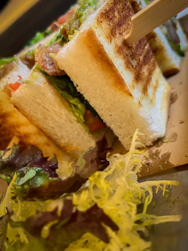 烤雞配牛油果醬日式三文治