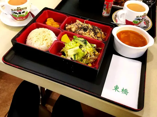 金菇既爽脆又掛汁，牛肉嘅肥瘦都恰到好處。配菜分別有胡麻沙律、螺肉同埋一片醃蘿蔔。至於飯就淋上咗啲啡色嘅醬汁，口感粒粒分明夠晒彈牙，淨食都好好味道。😋