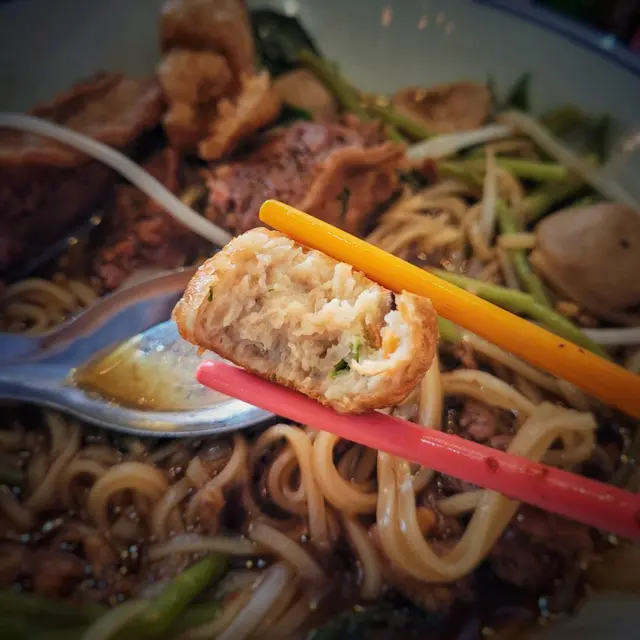 外層有香脆嘅腐皮,內裏結合豬肉等材料,非常之juicy。