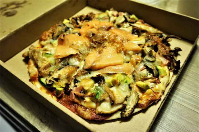 煙三文魚牛油果醬薄餅