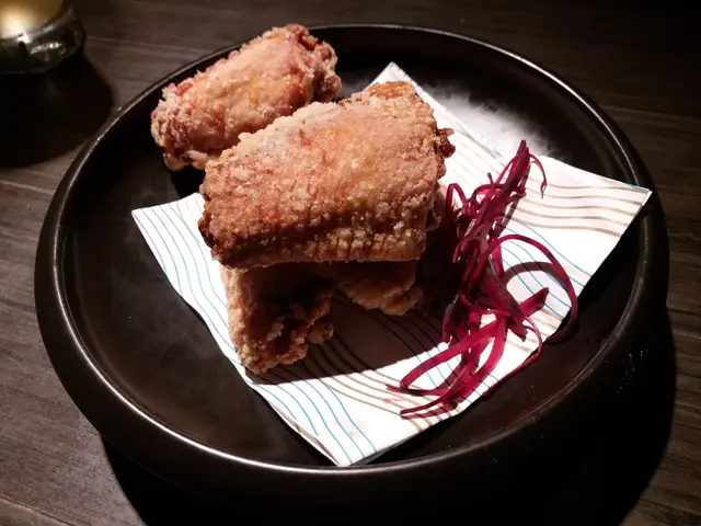 這個蝦醬雞翼，賣相很精美，雞翼炸得很香脆，內裡還保留很多肉汁，而外皮更很很香很惹味的蝦醬，真的百吃不厭，我覺得好過配白飯，那就可更完美了！
