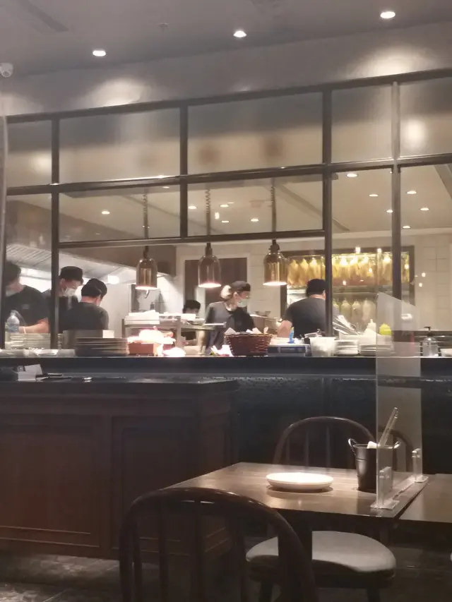 《其他 - 環境》
這裡的環境很乾淨整潔，燈光調較得很有氣氛及很有情調，1人Me Time / 2人相聚也很識合，情侶或朋友均可，就算不說情調，這裡的食物也看似很吸引的，大家也可參考我下圖的餐牌呢！