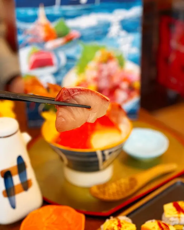 三文魚、油甘魚、帶子、北寄貝、赤蝦、蟹籽、玉子燒丼飯