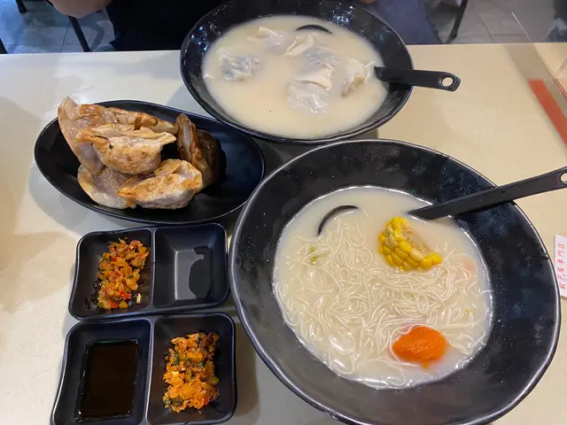 湯餃及煎餃配淮山麵