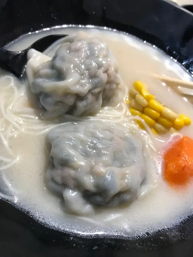 湯餃配魚膠淮山煲豬骨湯底