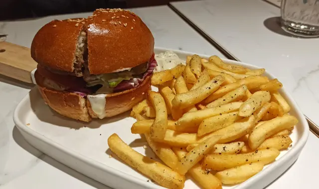 美國牛肉芝士漢堡配黑松露薯條