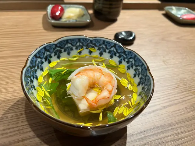 紅蝦配豆腐鰹魚湯 